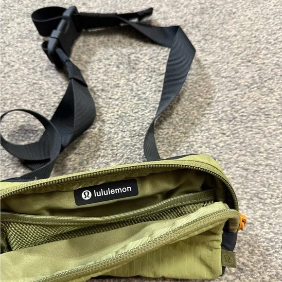 Lululemon athletica Green Mini Belt Bag 0.7L Unisex - Picture 4 of 6
